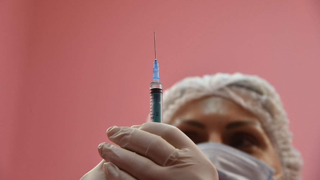 врач со шприцем в руках