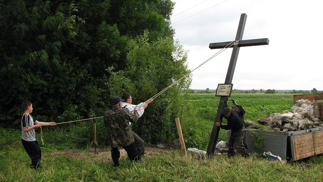 Instalación de una cruz conmemorativa en el pueblo de Holonevichi, donde están enterrados los restos de miembros de la familia polaca Trusevich