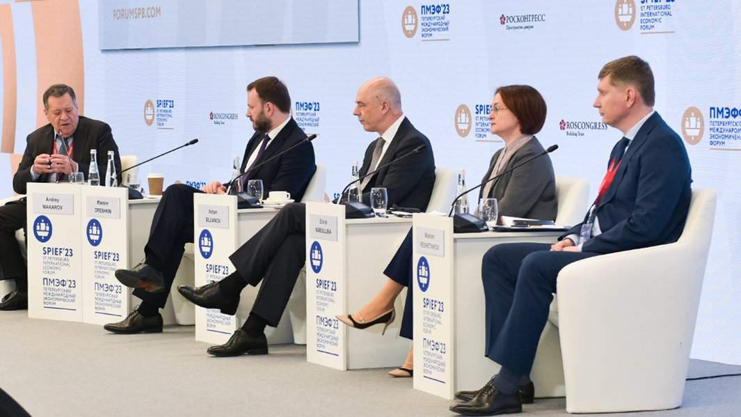 Андрей Макаров, Максим Орешкин, Антон Силуанов, Эльвира Набиуллина и Максим Решетников на сессии «Как будет развиваться российская экономика» в рамках ПМЭФ-2023