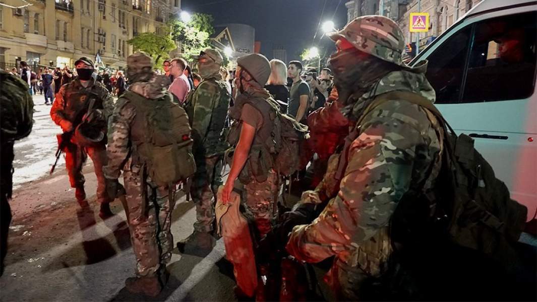 Бойцы ЧВК «Вагнер» на одной из улиц города Ростов-на-Дону