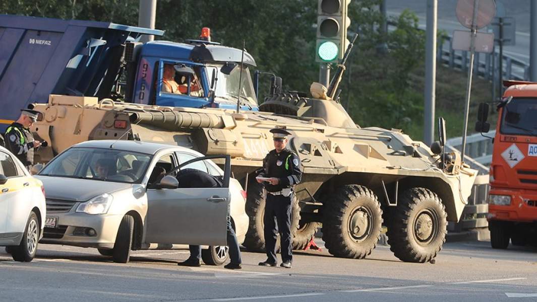 Сотрудник ГИБДД и БТР-82А ВС РФ на автодороге в Москве