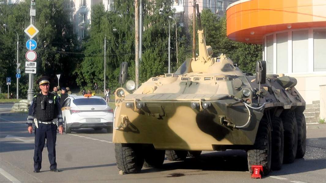 Бронетранспортер БТР-80 на въезде в Москву