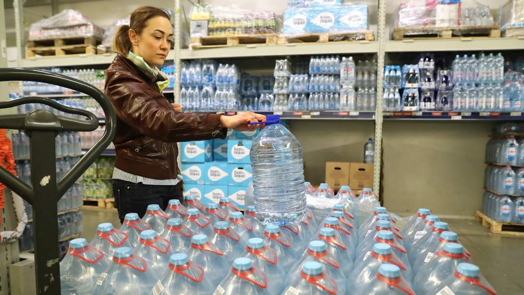 Вода в бутылях. Водный бутылка. Роспотребнадзор вода. Газовая вода.