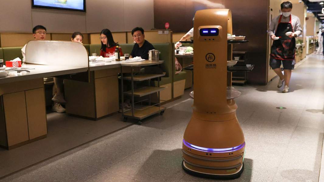Робот-официант в ресторане Haidilao