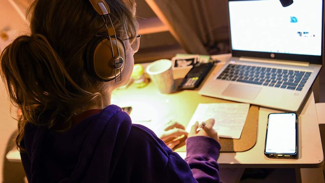 Расшифровка аудиозаписей с помощью наушников и ноутбука