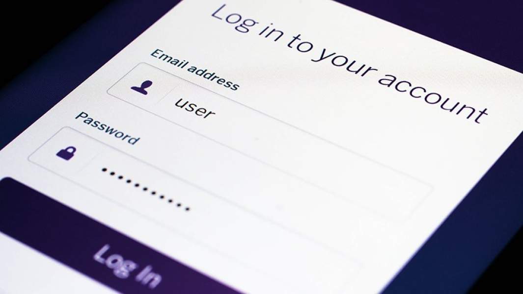 Форма ввода логина и пароля на экране смартфона