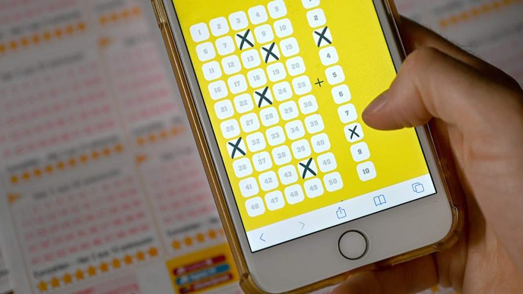 Лотерея на экране смартфона