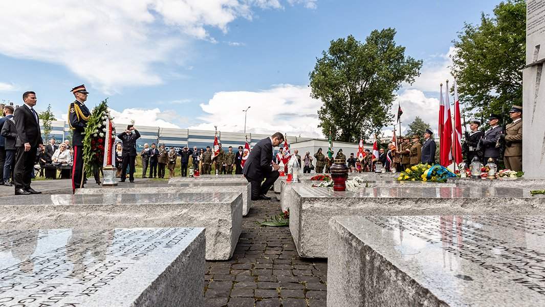 El primer ministro de Polonia, Mateusz Morawiecki, deposita flores en el Día Nacional de Conmemoración de las Víctimas del Genocidio de los Ciudadanos de la República de Polonia, cometido por los nacionalistas ucranianos durante la Segunda Guerra Mundial, en la Plaza Volynska de Varsovia, el 11 de julio de 2022.