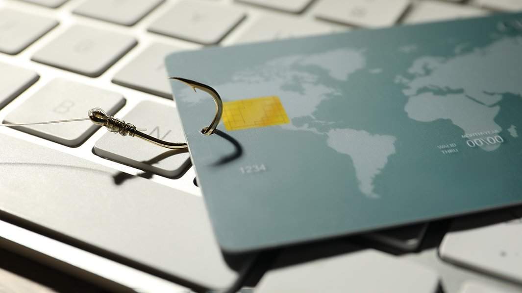 Карта на крючке