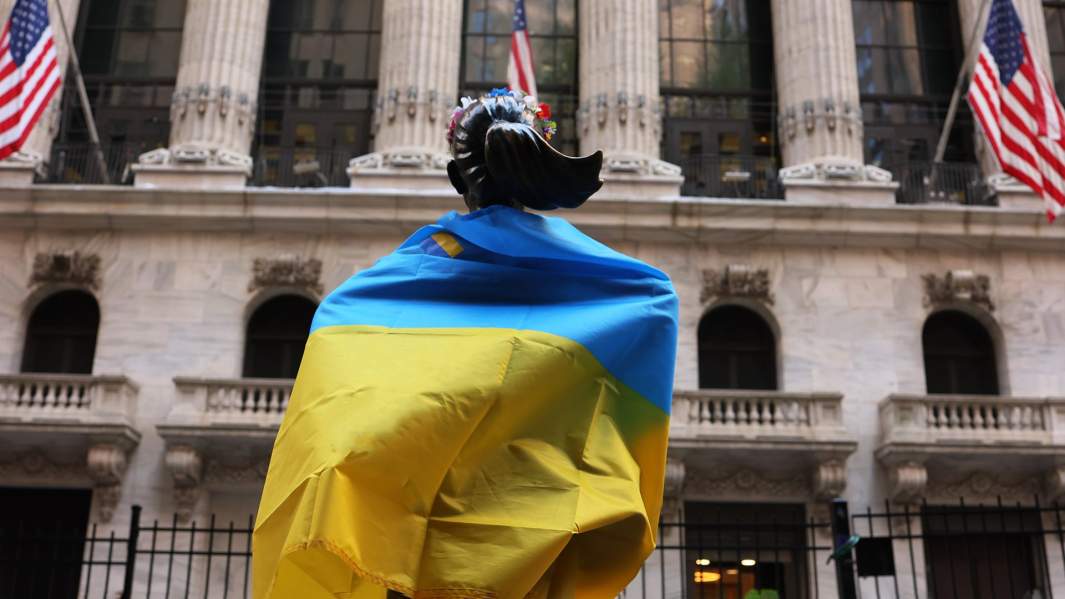 Украинский и американский флаги