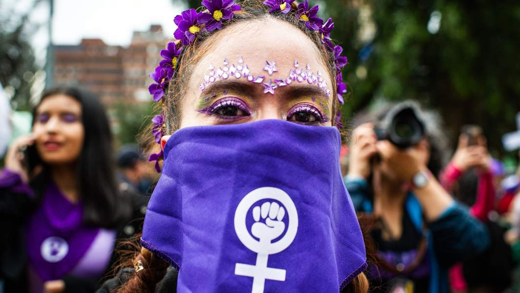 Девушки-феминистки на демонстрации