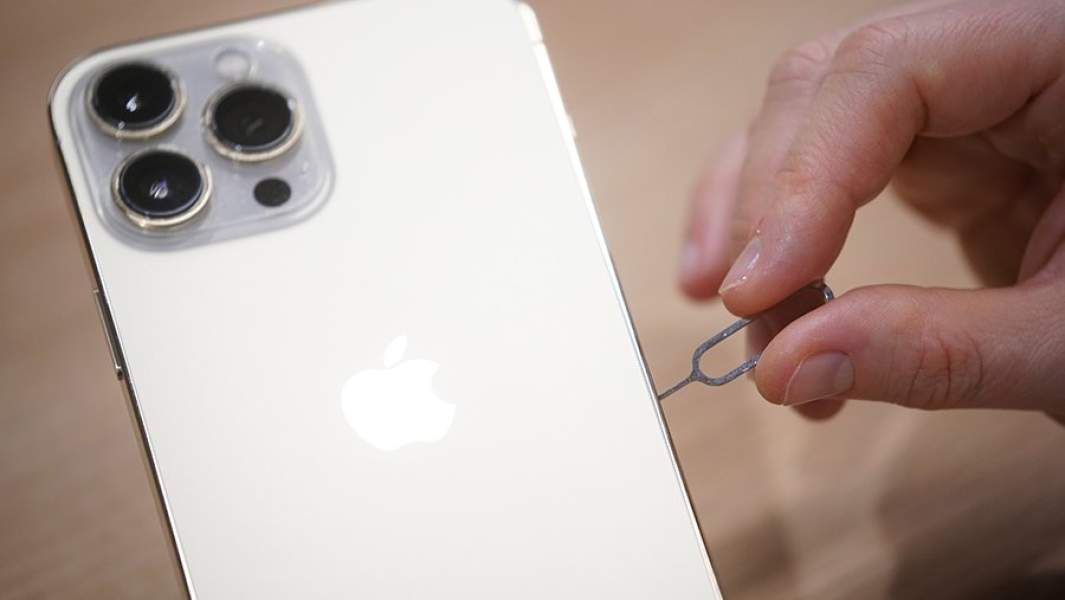 Установка SIM-карты в Iphone