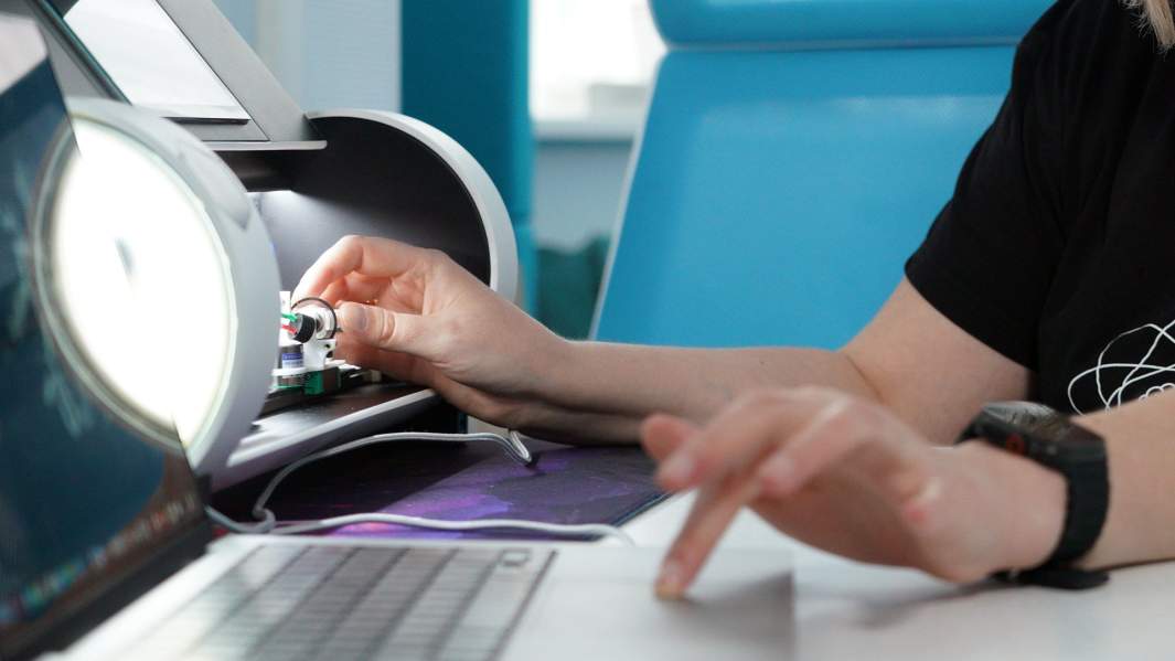 клавиатура руки ноутбук