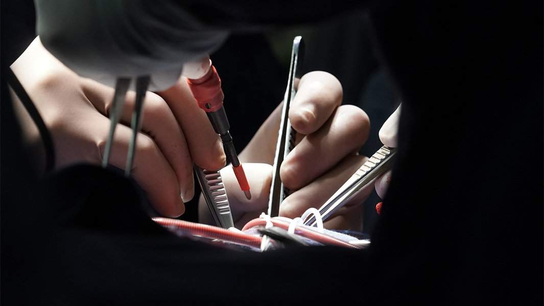 Oakham surgery listening. Заноза для хирурга читать полностью. Хирург и патологоанатом. Стул для хирурга операционный. Surgery table.