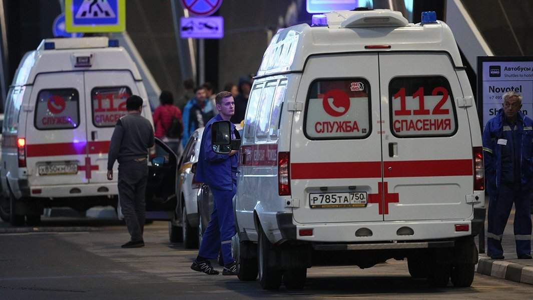 Кареты скорой помощи возле аэропорта Шереметьево