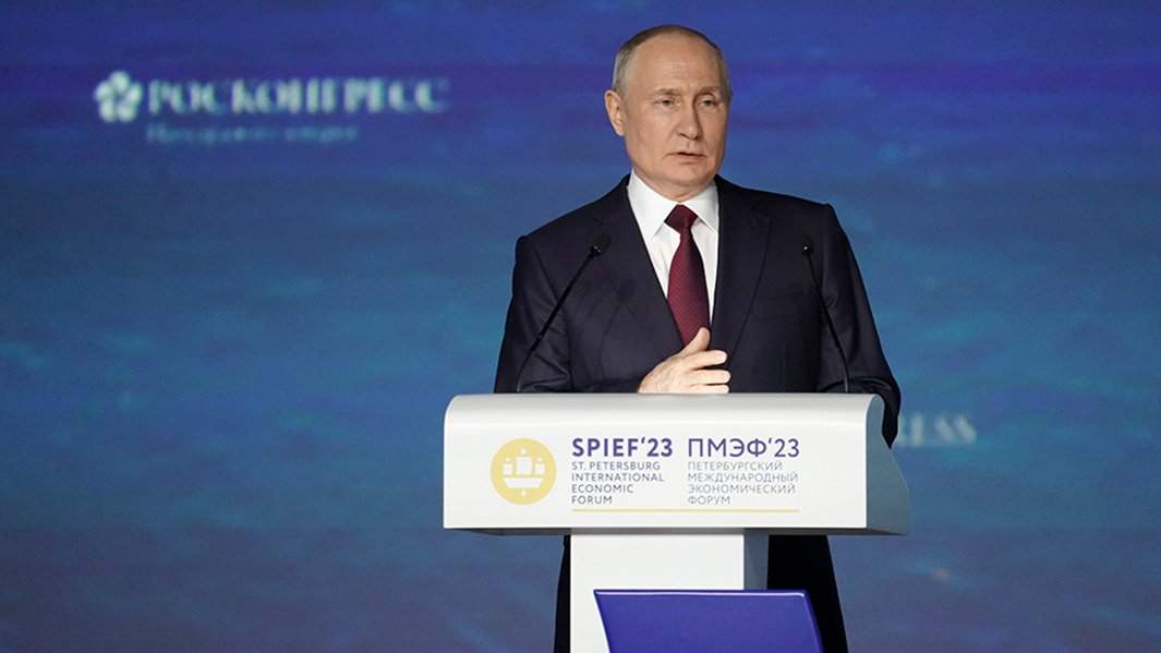 Владимир Путин во время пленарного заседания в рамках XXVI Петербургского международного экономического форума
