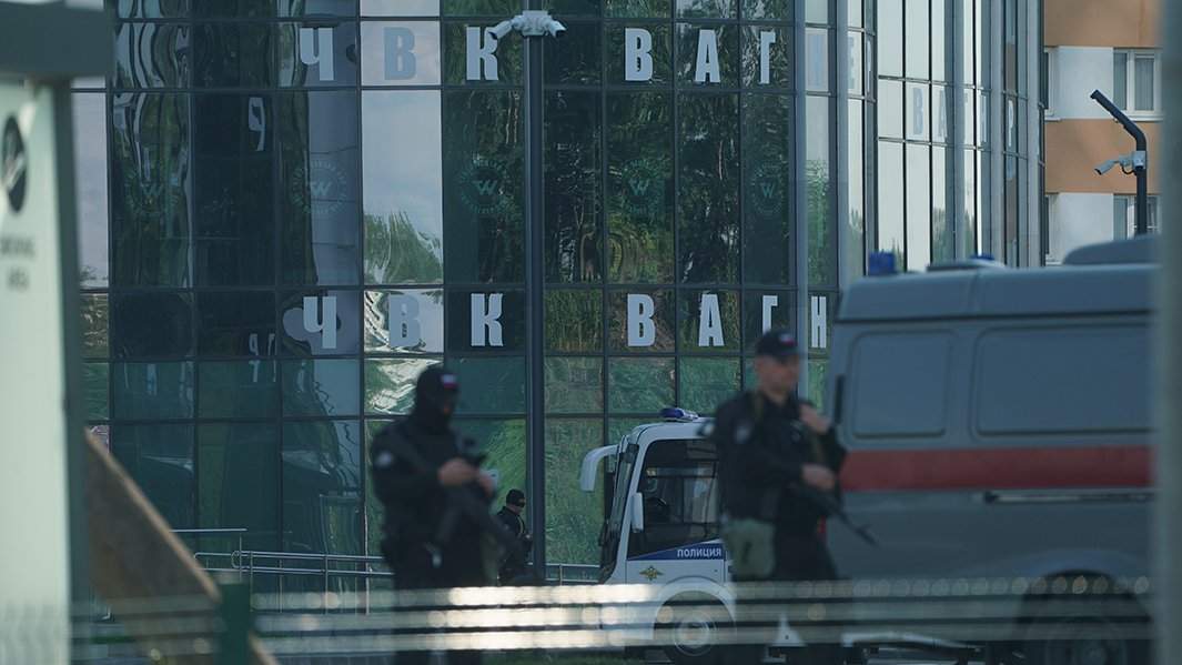 Сотрудники МВД РФ у здания «ЧВК Вагнер центр» в Санкт-Петербурге