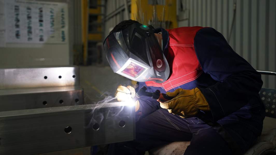 Рабочий завода