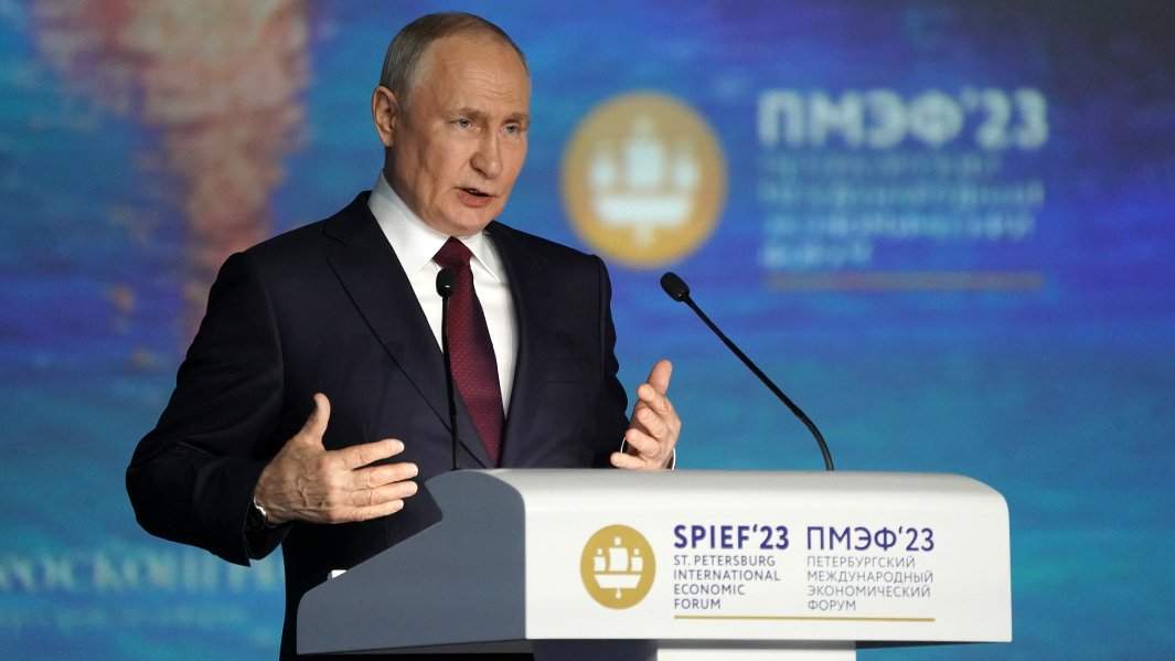 Владимир Путин во время пленарного заседания в рамках XXVI Петербургского международного экономического форума