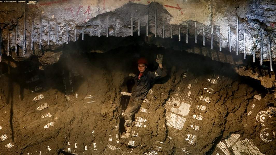 Рабочий у тоннелепроходческого щита «Надежда»