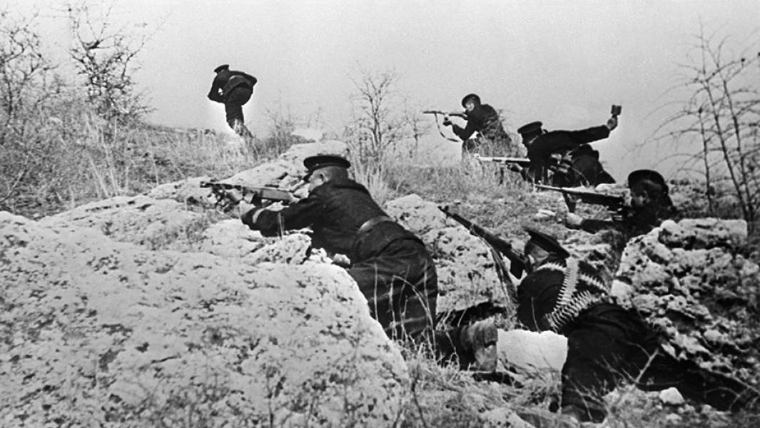 Бойцы морской пехоты атакуют фашистские позиции в районе Севастополя. 1941 год