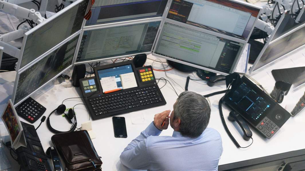 мужчина за компьютерами