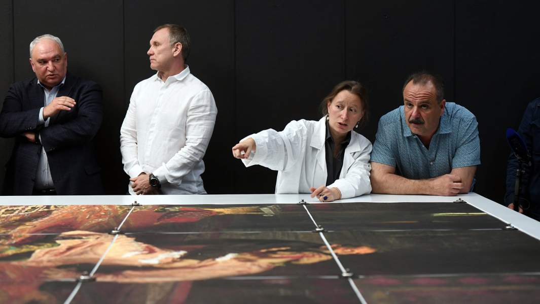 Заведующий отделом реставрации Андрей Голубейко (справа)