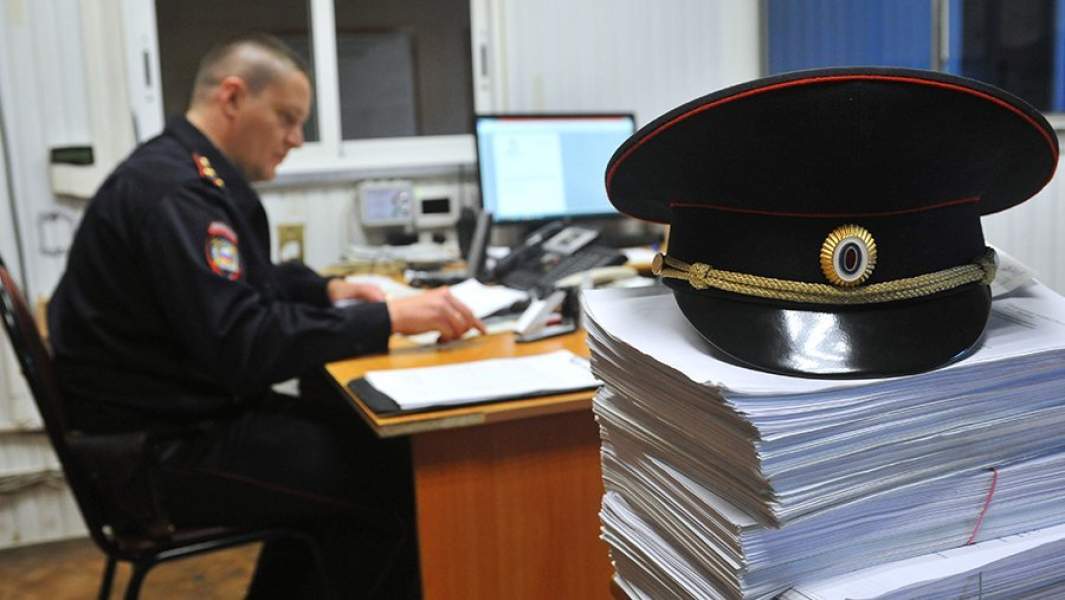 Сотрудник полиции в дежурной части