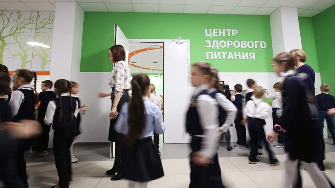 Школьники идут на обед в столовую