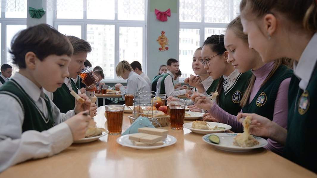 Ученики школы завтракают в столовой