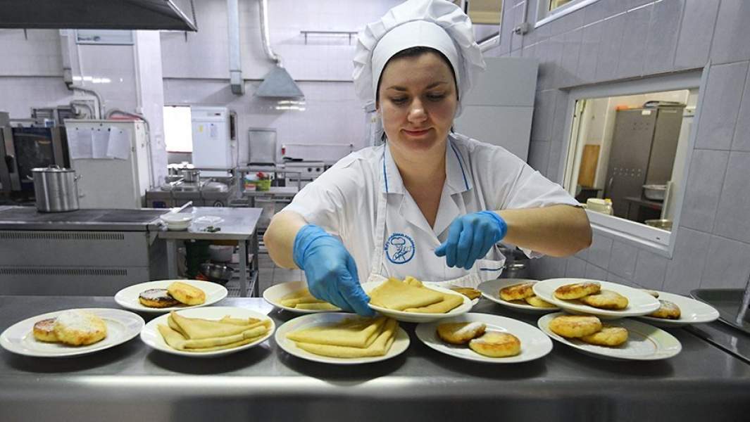 Повар в столовой