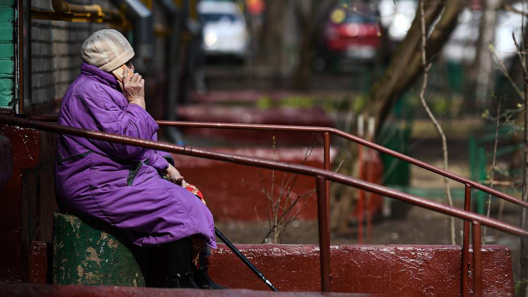 пенсионерка говорит по телефону