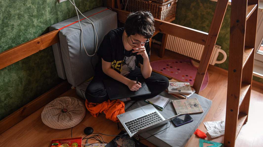 школьник за ноутбуком