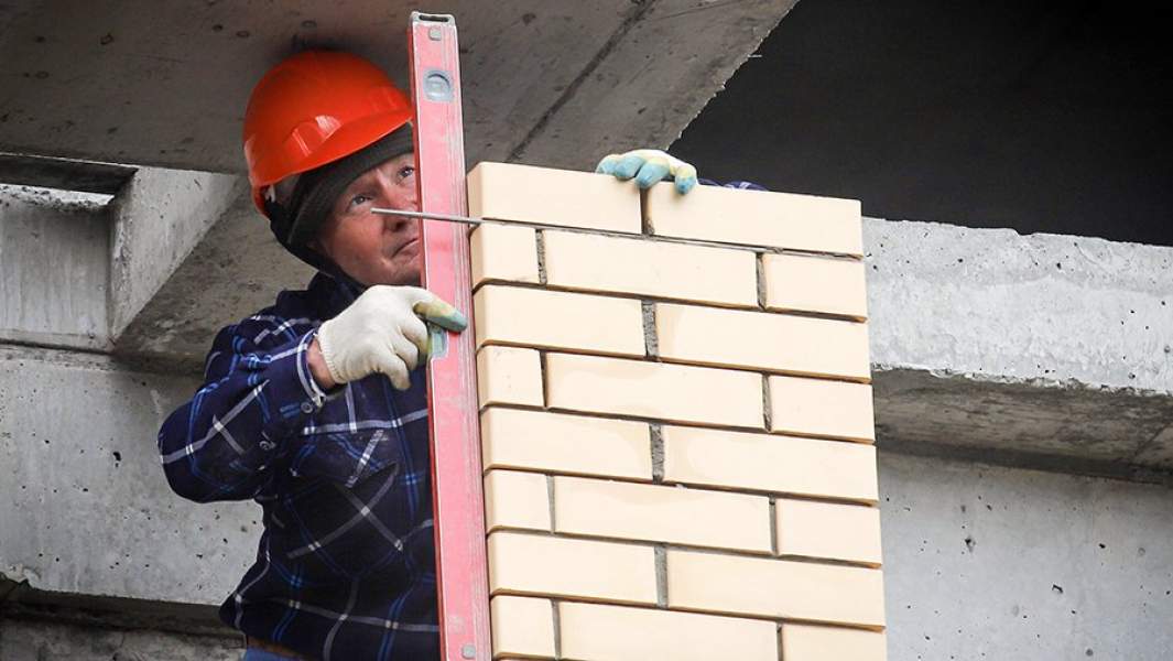 Рабочий во время строительства многоквартирного жилого дома