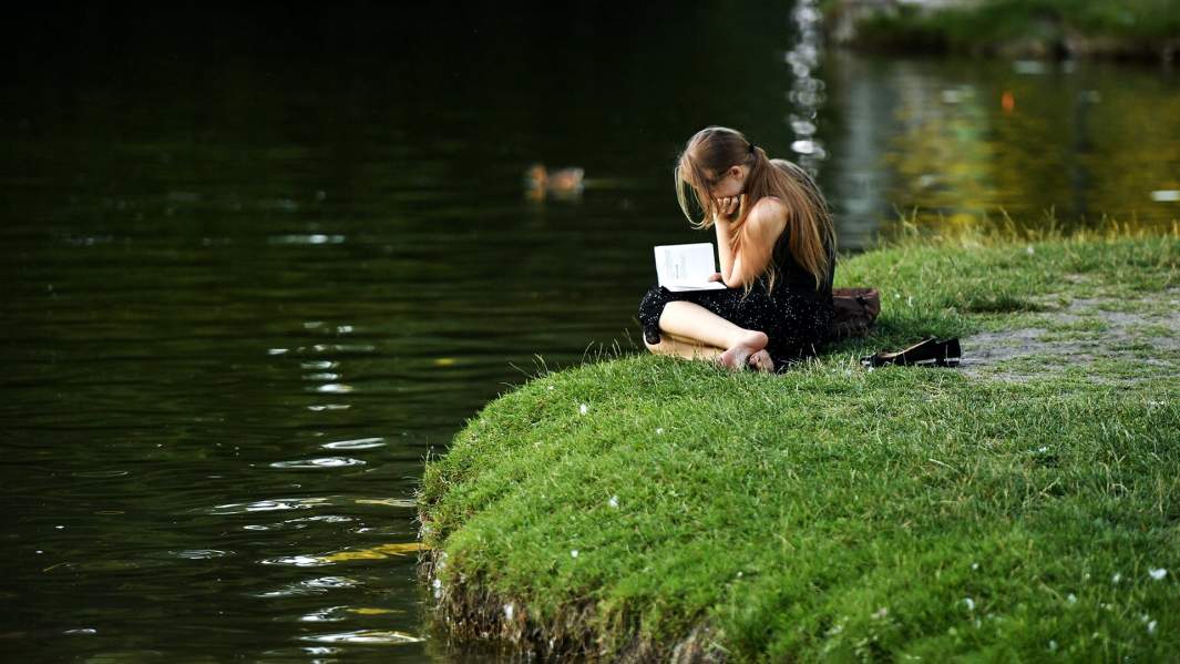 девушка читает книгу