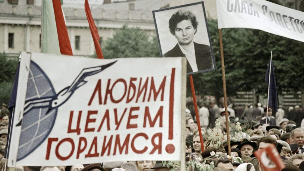 Демонстранты на Красной площади приветствуют первую в мире женщину-космонавта Валентину Терешкову