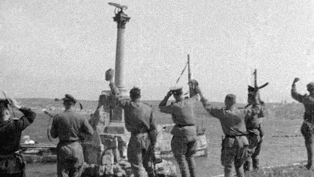 Советские солдаты в освобожденном Севастополе. 9 мая 1944 года