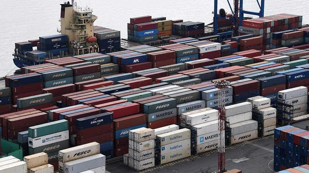 контейнеры в торговом порту