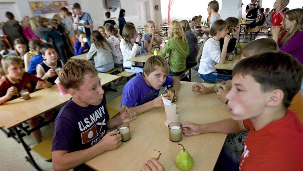 Дети на полднике в столовой оздоровительного лагеря