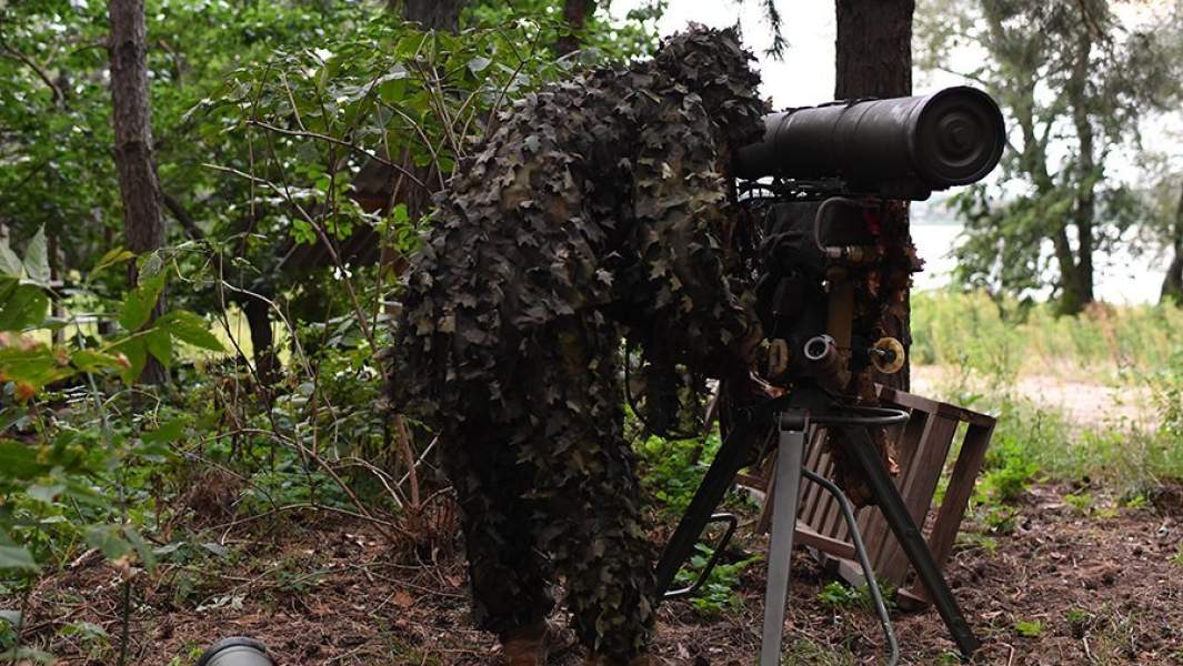 Военнослужащий ВС РФ готовит к выстрелу противотанковый ракетный комплекс «Корнет»