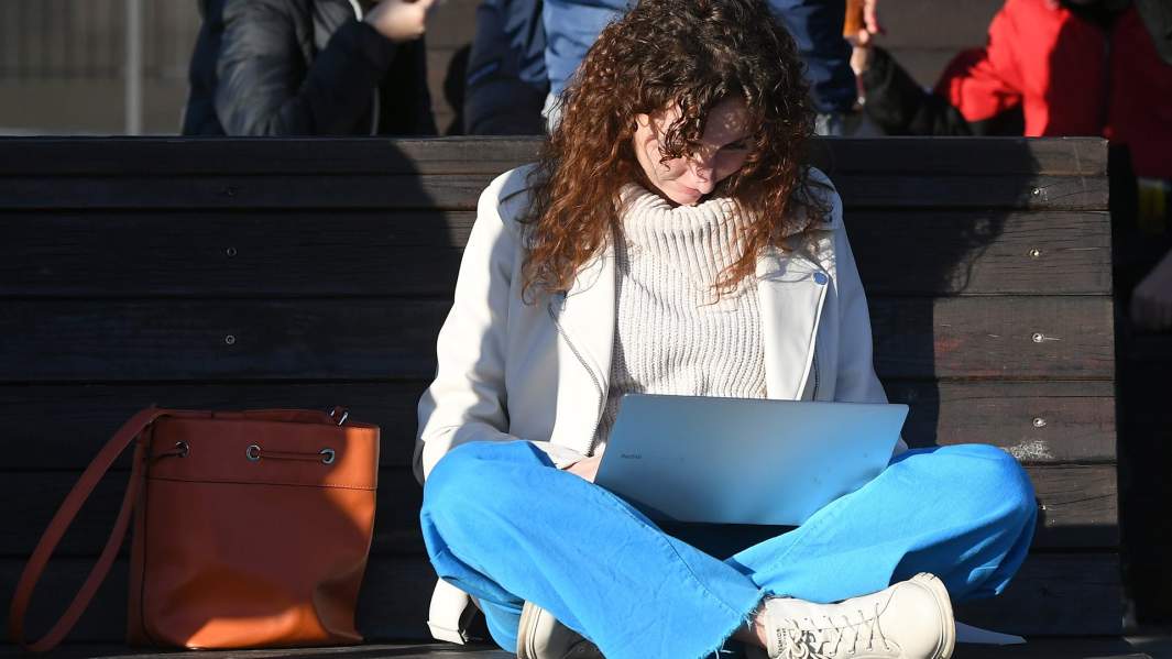 девушка ноутбук