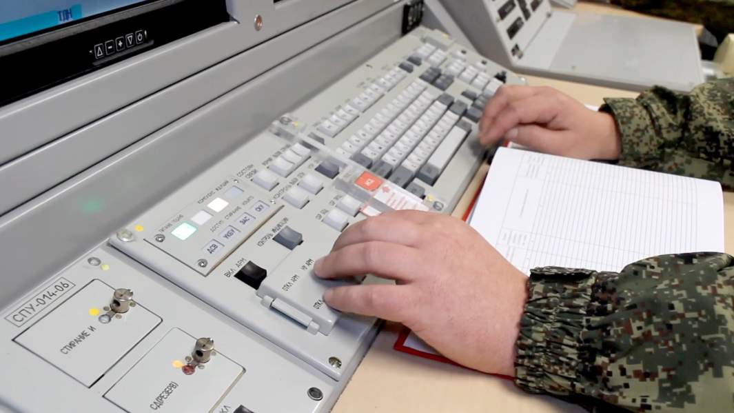 Работа расчета ракетных войск стратегического назначения РФ перед запуском межконтинентальной баллистической ракеты МБР РС-24 Ярс