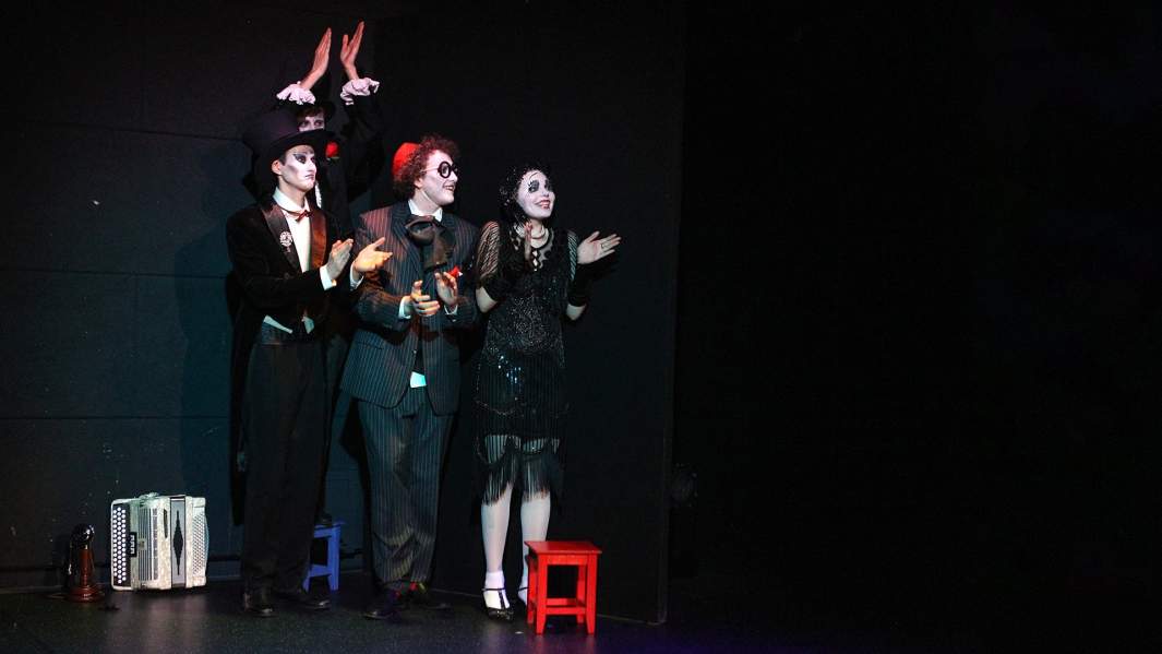 Актеры Иван Авдеев в роли Чепуховеда, Антон Власов в роли Чепухни, Гоша Шимоненко в роли Чепухолога и Тамара Парменова в роли Чепушинки (слева направо) в спектакле "Чепуха" в постановке режиссера Аси Князевой по стихам и переводам Самуила Маршака на сцене театра "Школа драматического искусства"