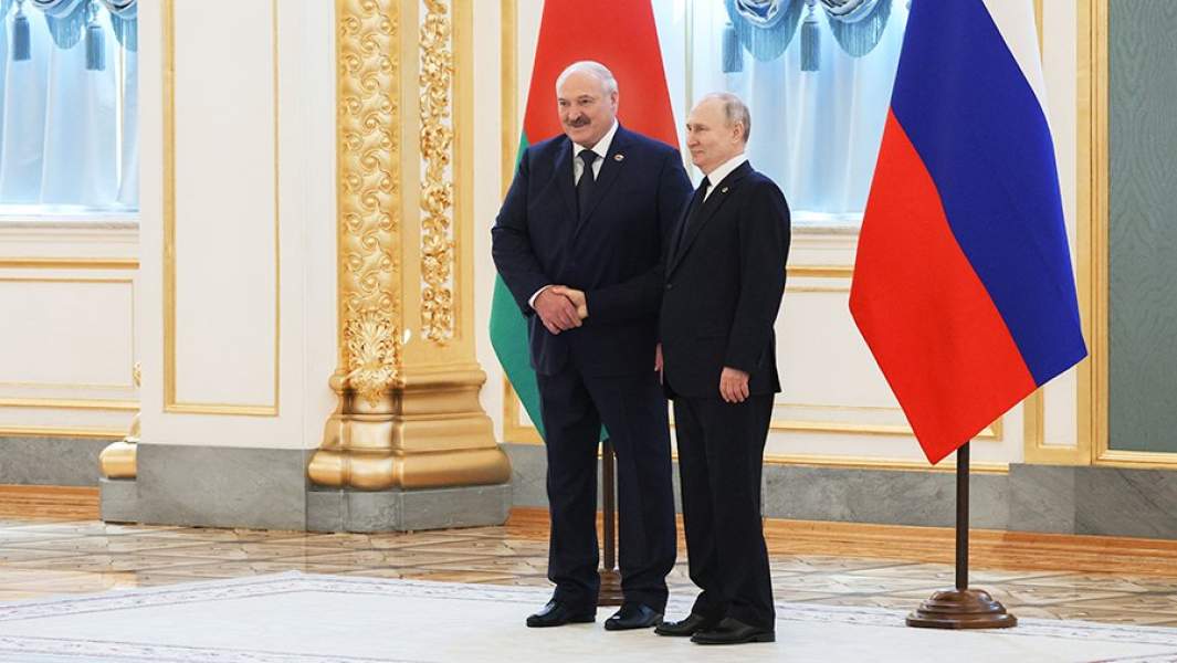 Президент РФ Владимир Путин и президент Белоруссии Александр Лукашенко перед началом заседания Высшего государственного совета Союзного государства в Москве. 6 апреля 2023 года