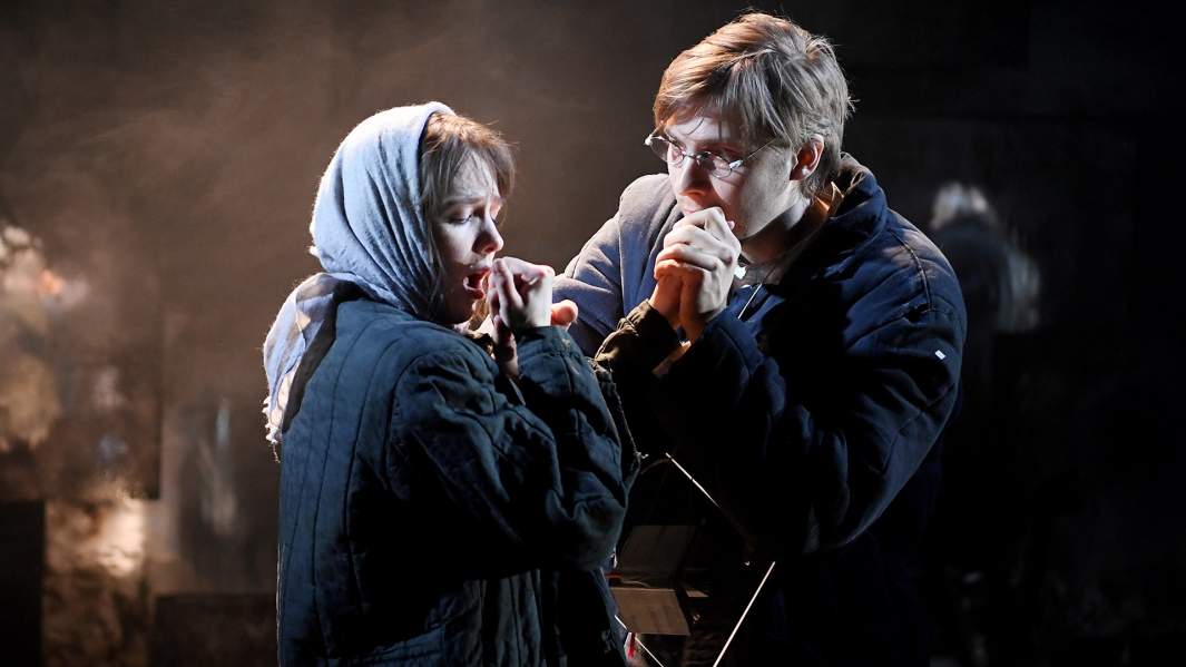 Янина Третьякова в роли Екатерины Масловой и Александр Хохлов в роли Симонсона в сцене из спектакля «Воскресение» в постановке режиссера Павла Пархоменко в Театре им. Н.В. Гоголя