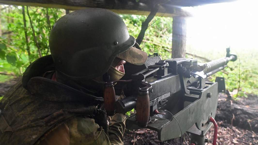 Военнослужащий ВС РФ 1-й Танковой армии ЗВО на огневой позиции на Сватовском направлении