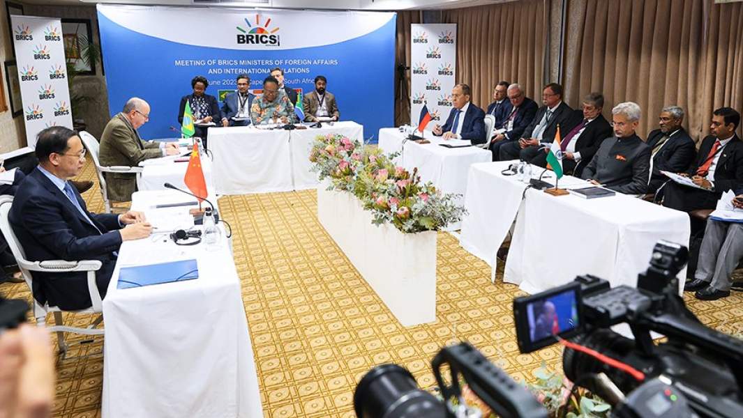 Заместитель министра иностранных дел КНР Ма Чжаосю, министр иностранных дел Бразилии Мауро Виейра, министр иностранных дел ЮАР Наледи Пандор, министр иностранных дел РФ Сергей Лавров и министр иностранных дел Индии Субраманьям Джайшанкар на заседании совета министров иностранных дел стран - участниц БРИКС в Кейптауне