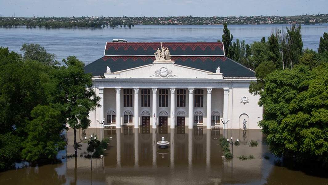 Центральная площадь Новой Каховки, затопленная после разрушения Каховской ГЭС. 7 июня 2023 года