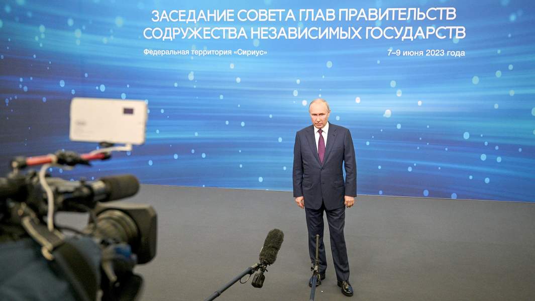 Президент РФ Владимир Путин во время пресс-подхода по итогам встречи с главами, участвующими в заседаниях Евразийского межправительственного совета и совета глав правительств СНГ.