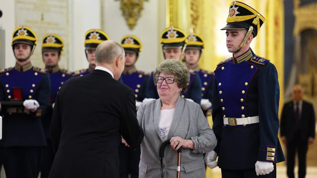 Президент РФ Владимир Путин и заслуженный учитель РФ, преподаватель волоколамской гимназии № 1 (Московская область), основательница краеведческого музея «Волоколамская земля» Татьяна Бабурова